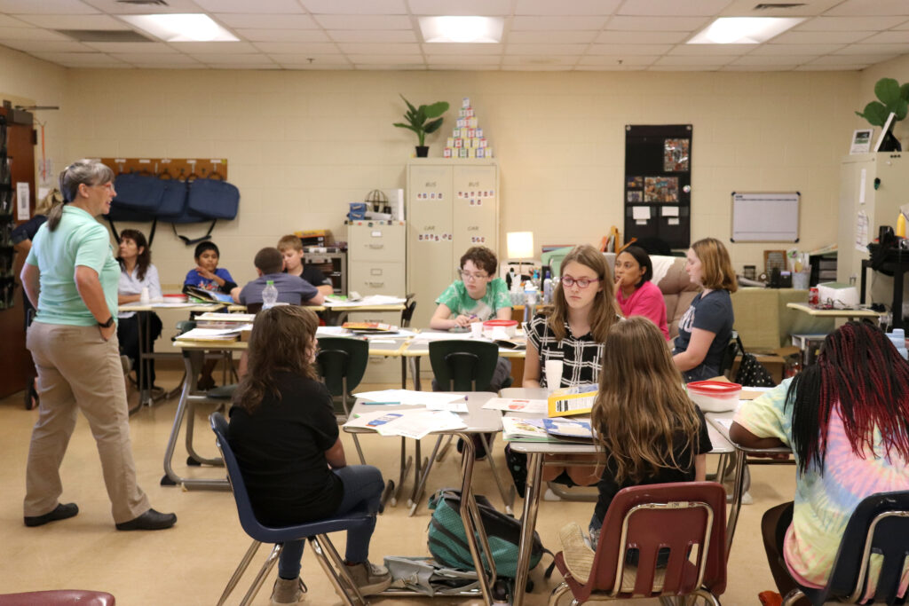 wide angle picture of teacher from extension teaching to a whole class of students